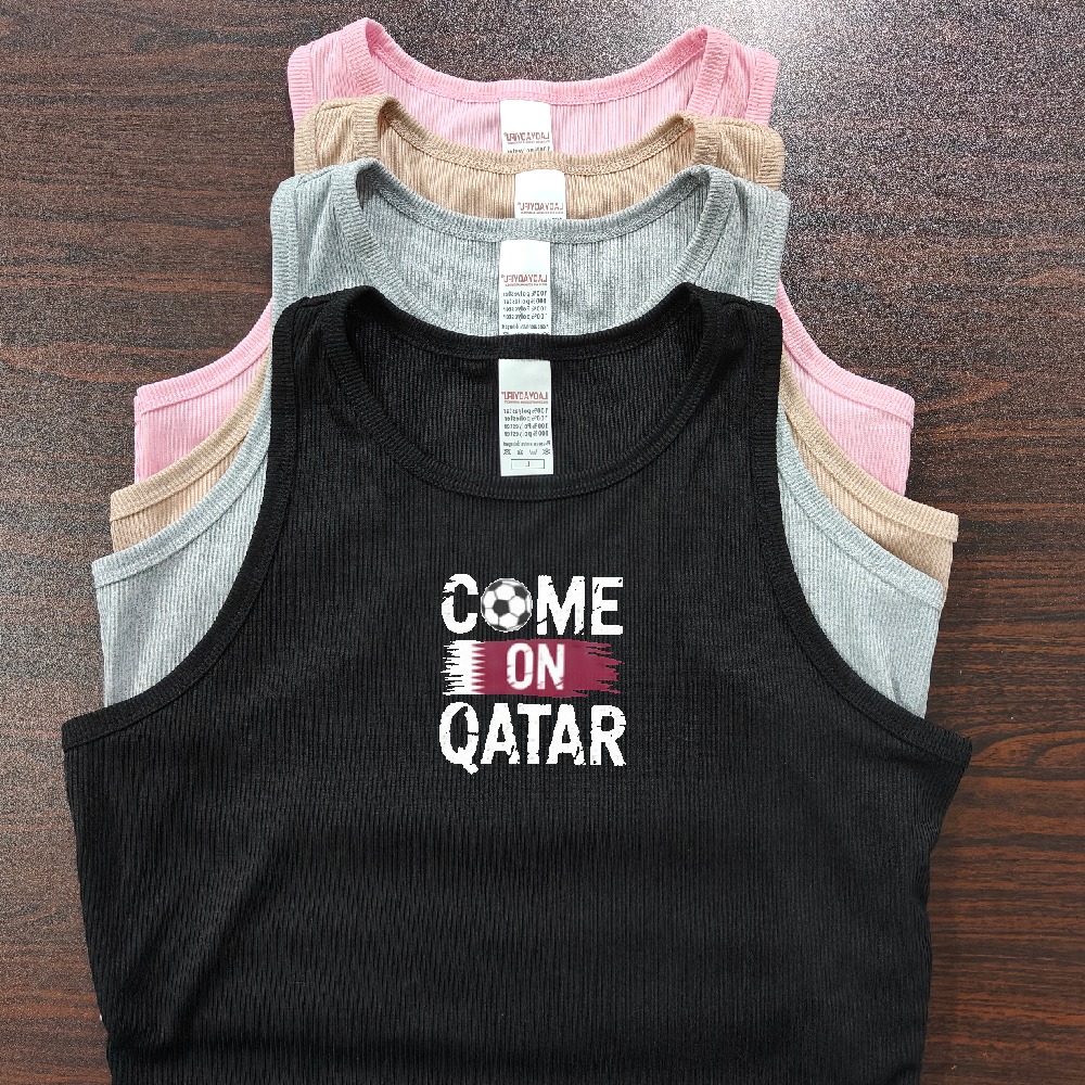 Women Fashion Qatar - カタール2026サッカー ストロークフラッグ スローガン グラフィックプリント レディース クロップトップ